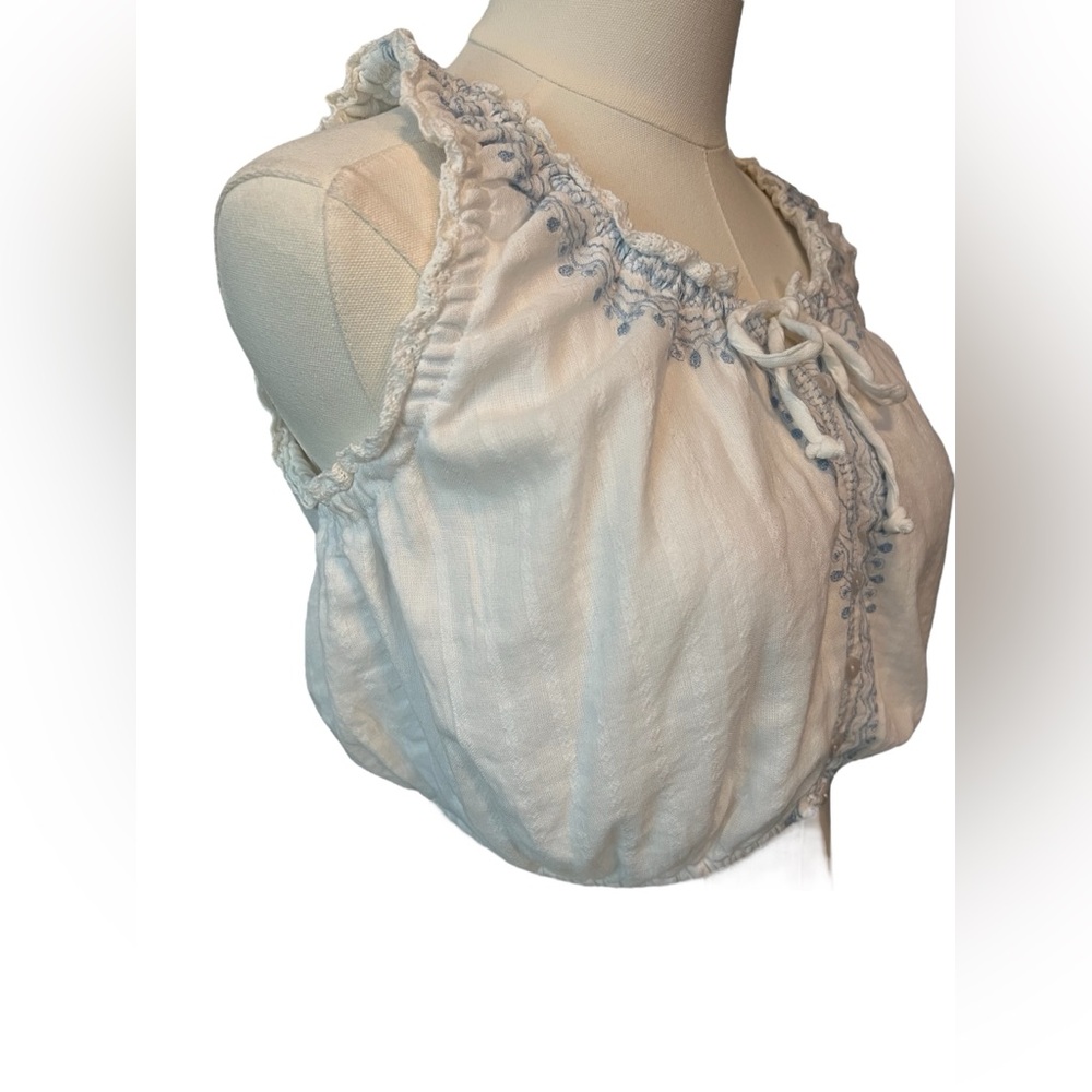 π π€ NWT MIDNIGHT SKY White Embroidered Cropped Romantic Top | Womenβs Sz S - Picture 2 of 7